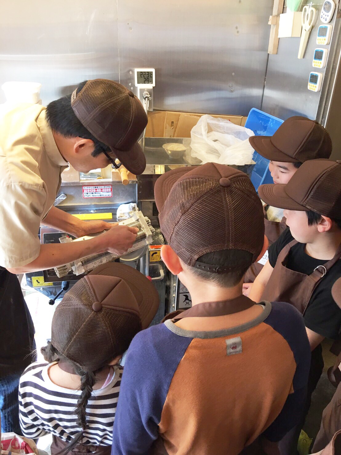 製麺機で麺をカットします